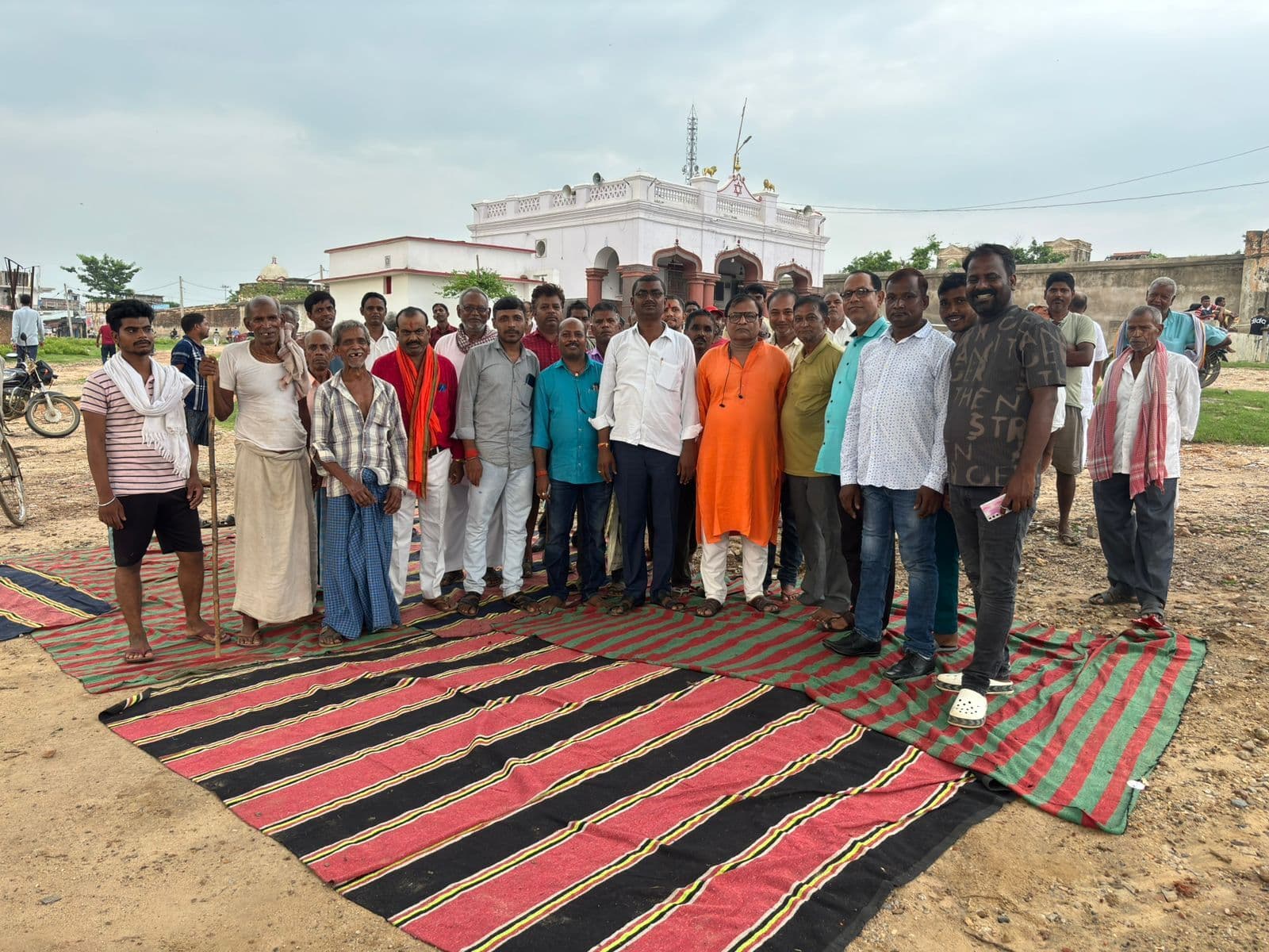दुर्गा मंदिर के सौंदर्यीकरण कार्य को रोकने पर ग्रामीणों ने जतायी आपत्ति