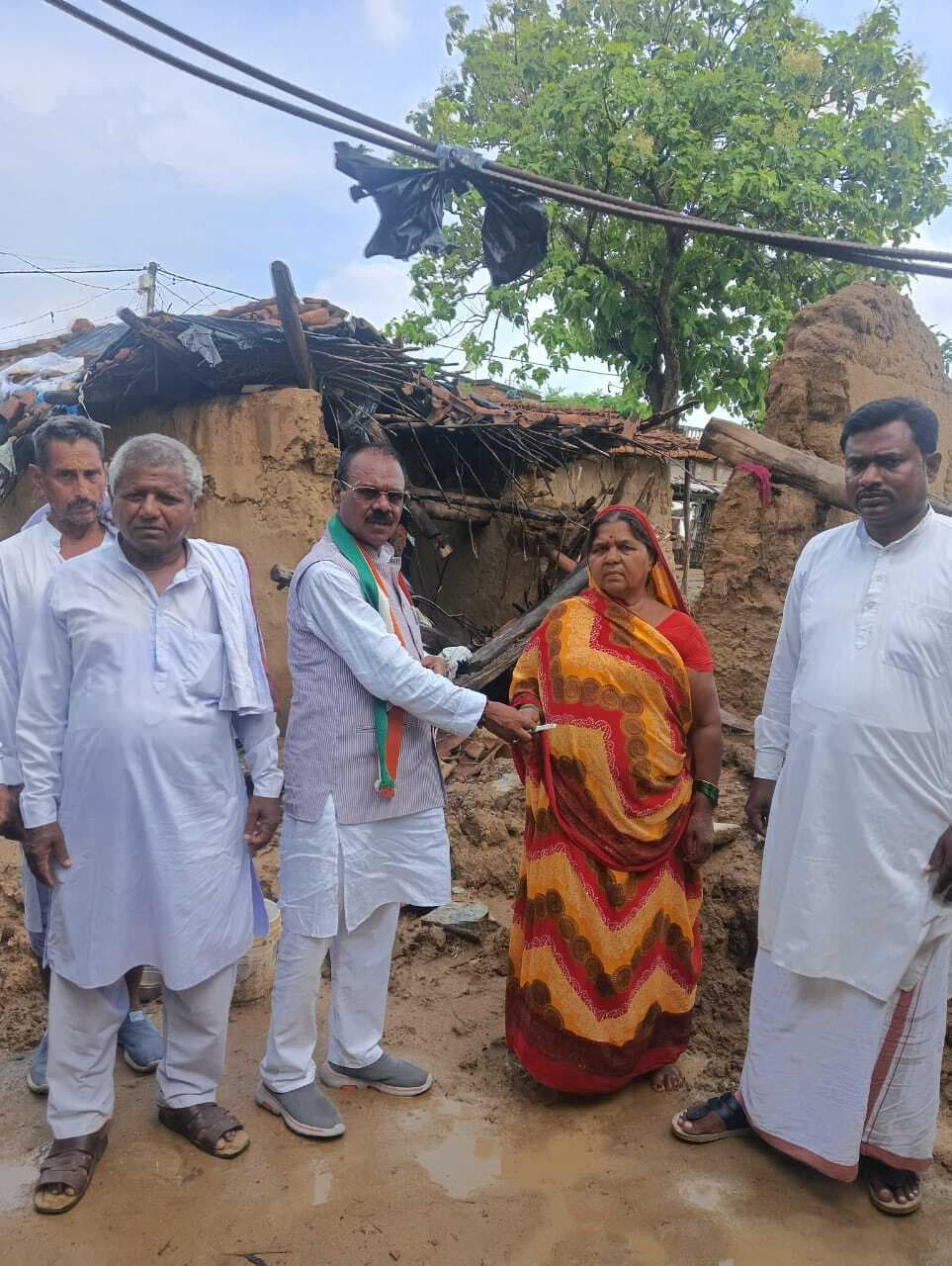 मकान गिरने से बेघर हुए परिवार से मिले कांग्रेस नेता, दी आर्थिक मदद