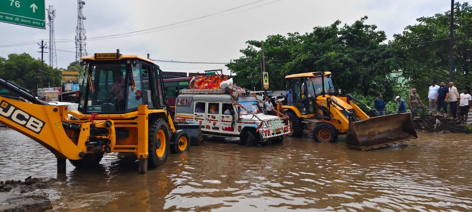 चकाई मुख्य चौक से प्रशासन ने हटाया अतिक्रमण, जमा पानी को निकाला, मिली राहत
