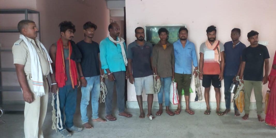 शराब के साथ सात तस्कर व तीन शराबी गिरफ्तार