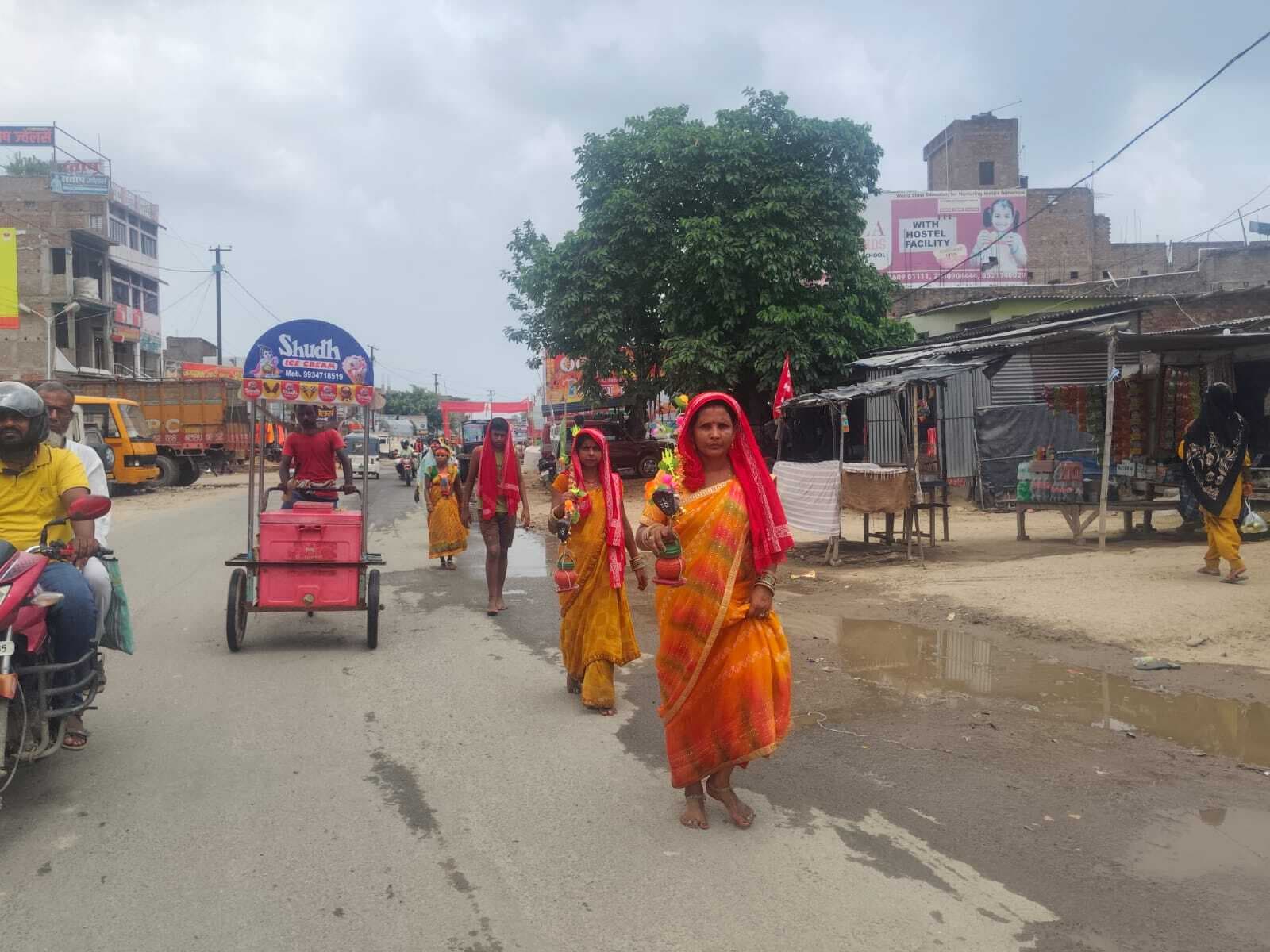 Madhubani News : बोल बम, बोल बम के जयकारे से गूंजा कांवरिया पथ