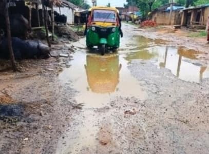 Kaimur News : बेलांव-सबार मुख्य पथ पर नाले का निर्माण नहीं होने से जलजमाव