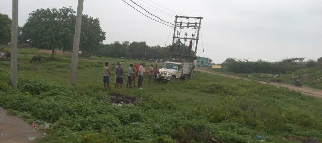 सरैया गांव के वार्ड पांच में 63 केवीए का ट्रांसफाॅर्मर 17 दिनों में तीन बार जला