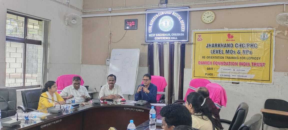 Chaibasa News : कुष्ठ को जड़ से मिटाने के लिए सामूहिक प्रयास जरूरी : सीएस