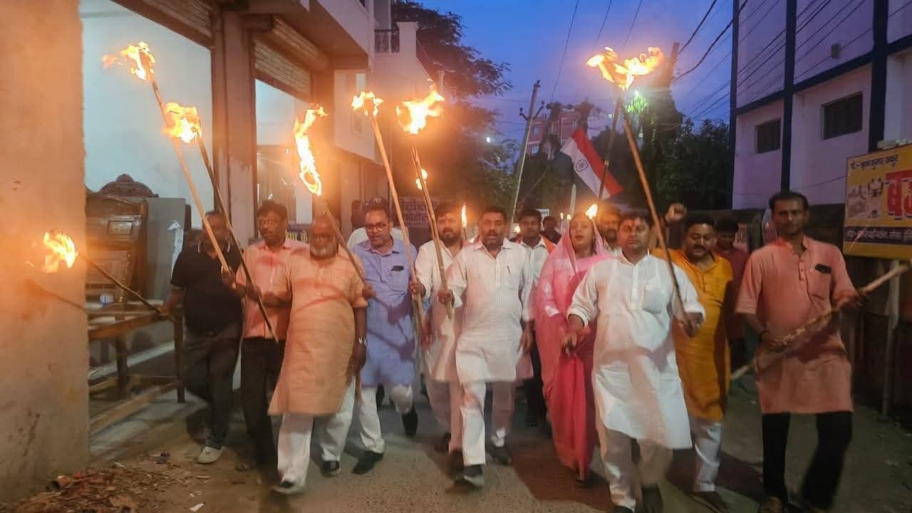 Madhubani News : कारगिल विजय दिवस पर शहीदों के सम्मान में मशाल जुलूस