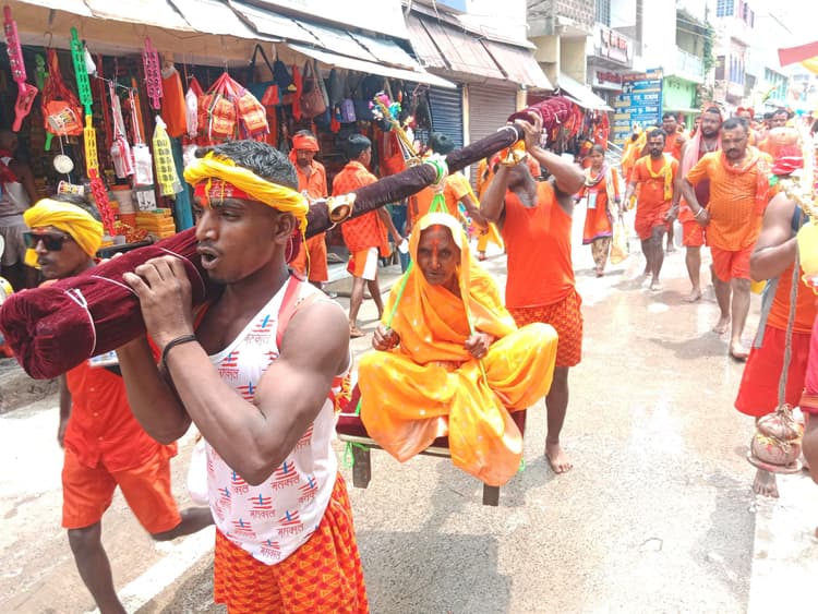 Bhagalpur news कांवर की डलिया में नानी को व नौ माह के बेटा को मां लेकर चली देवघर