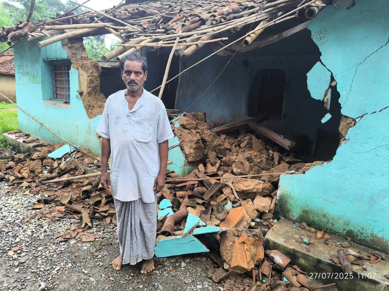 Seraikela Kharsawan News : हाथी ने छह घरों को तोड़ डाला अनाज खाया, धान का खेत रौंदा