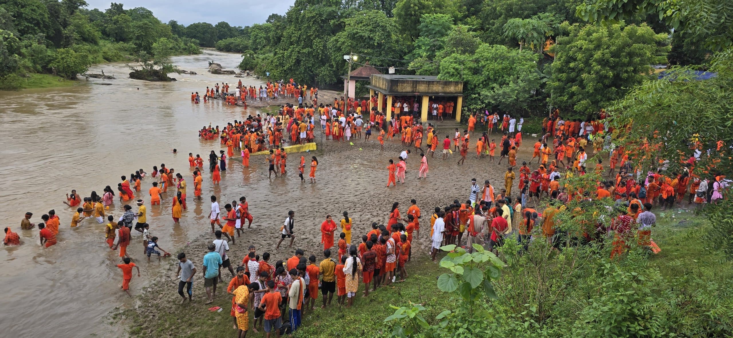 Chaibasa News : चक्रधरपुर से 55 किमी पैदल चल हजारों कांवरिया पहुंचे महादेवशाल