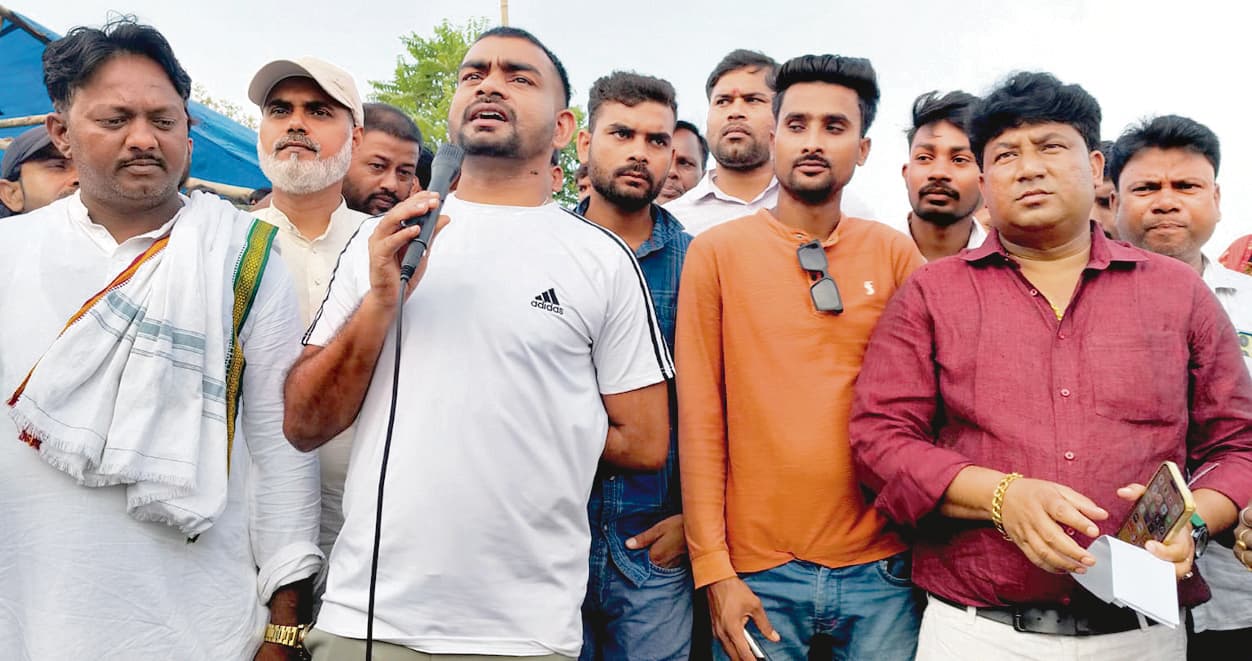 Bokaro News : विधायक जयराम ने पेड़ों की कटाई का किया विरोध