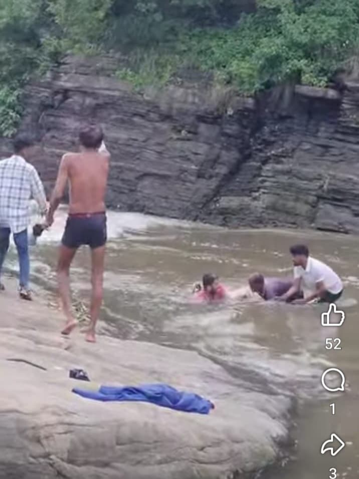 Dhanbad News : भटिंडा फॉल में बह रही महिला को बचाने पुत्र कूदा, लोगों ने बचाया