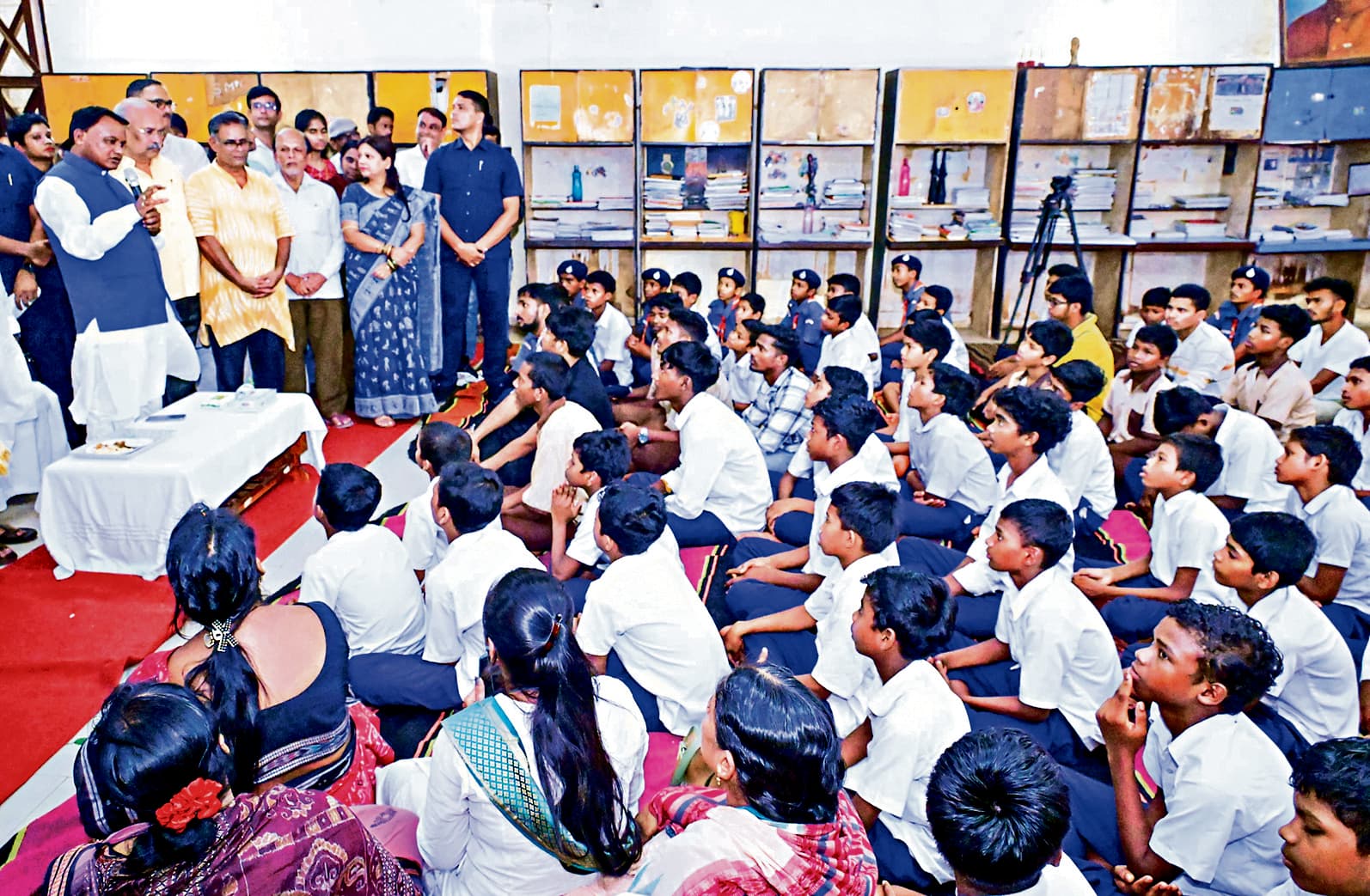 Bhubaneswar News: अच्छी शिक्षा हासिल करें व कड़ी मेहनत कर बेहतर इंसान बनें बच्चे : मोहन माझी