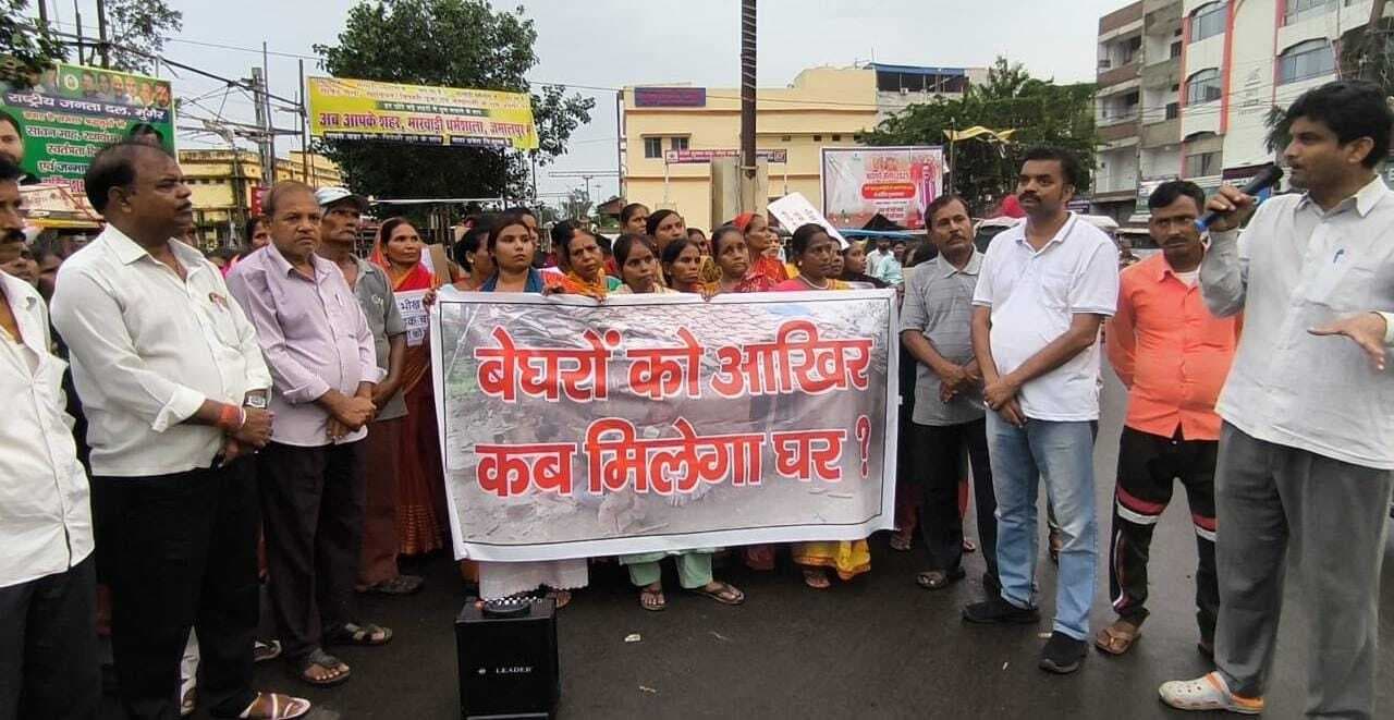 भूमिहीन बेघर लोगों ने निकाला मार्च