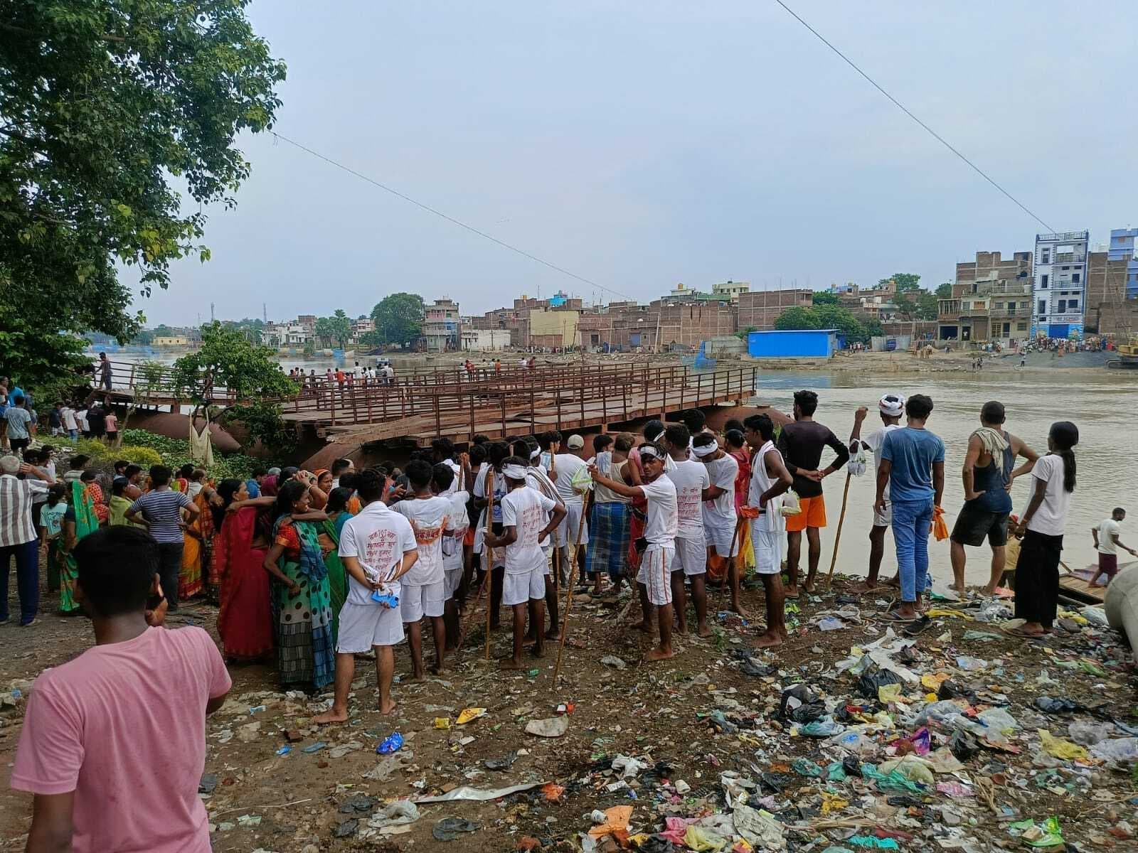 कांवरियों से भरी नाव पुनपुन नदी में पलटी, दो लोग लापता