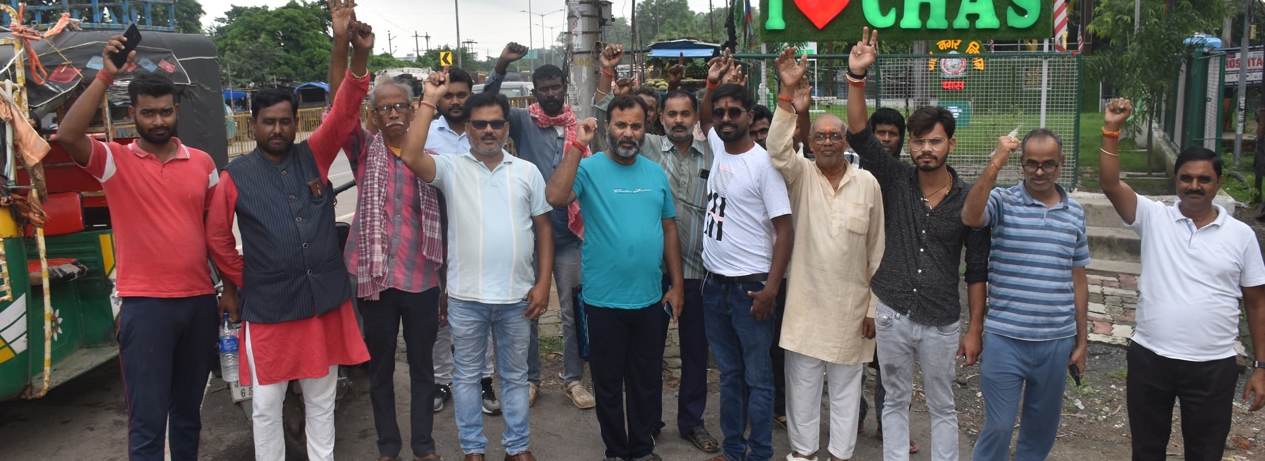 Bokaro News : सड़क किनारे कचरा डंप, दुर्गंध से राहगीर व दुकानदार परेशान