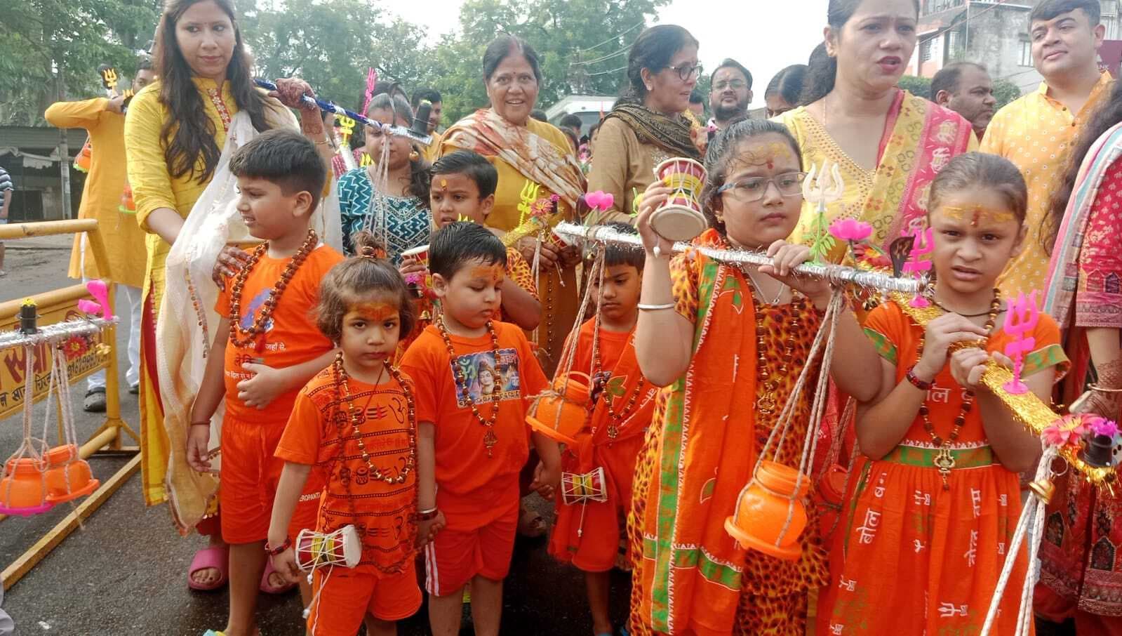 Dhanbad News: चिरकुंडा में बच्चों ने निकाली कांवर यात्रा