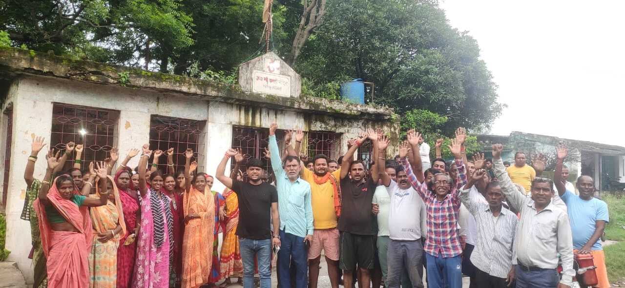 Dhanbad News: आवास खाली करने के नोटिस का विरोध