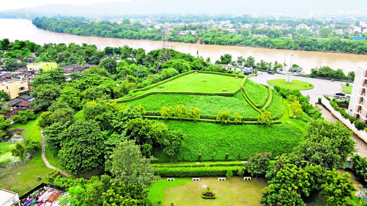 Jamshedpur News : खरकई नदी का जलस्तर खतरे के पार, बाढ़ की आशंका से दहशत में लोग