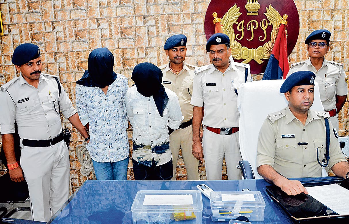 Patna News : फ्लैट में साथियों के साथ अपराध की साजिश रच रहे दो गिरफ्तार