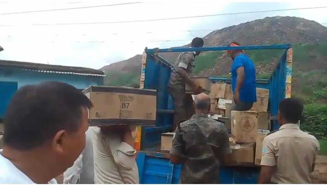 Dhanbad News: झरिया में नकली मिनी शराब फैक्ट्री का भंडाफोड़, 80 पेटी शराब जब्त, एक हिरासत में