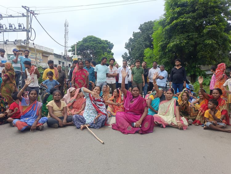 Dhanbad News: एक माह से जलापूर्ति बाधित रहने से नाराज ग्रामीण सड़क पर उतरे, दो घंटे किया गोमो-तोपचांची रोड को जाम