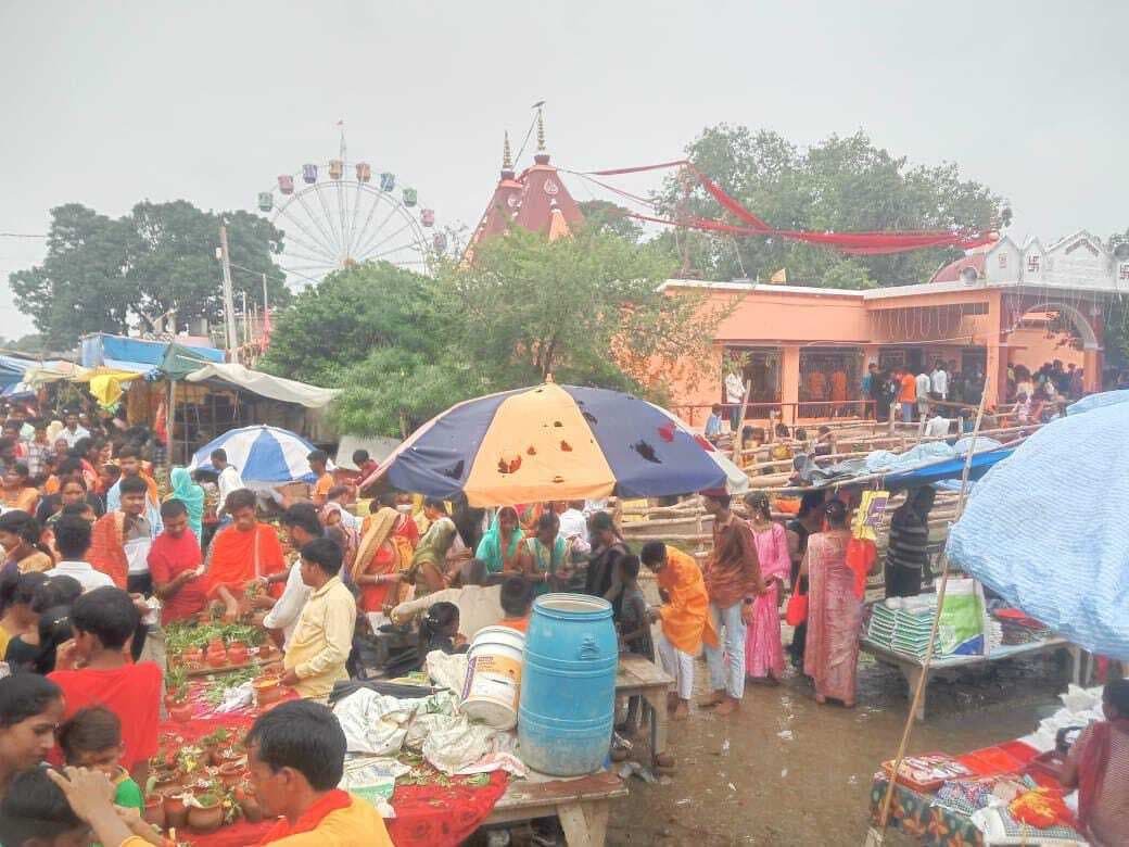 सिंहासनी धनेश्वरनाथ मंदिर में सावन की तीसरी सोमवारी पर उमड़ी श्रद्धालुओं की भीड़