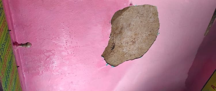 प्राथमिक विद्यालय मस्तानगंज का भवन जर्जर, हादसे का डर