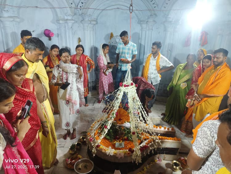 सावन की तीसरी सोमवारी पर नेमनाथ महादेव मंदिर में उमड़ी श्रद्धालुओं की भीड़