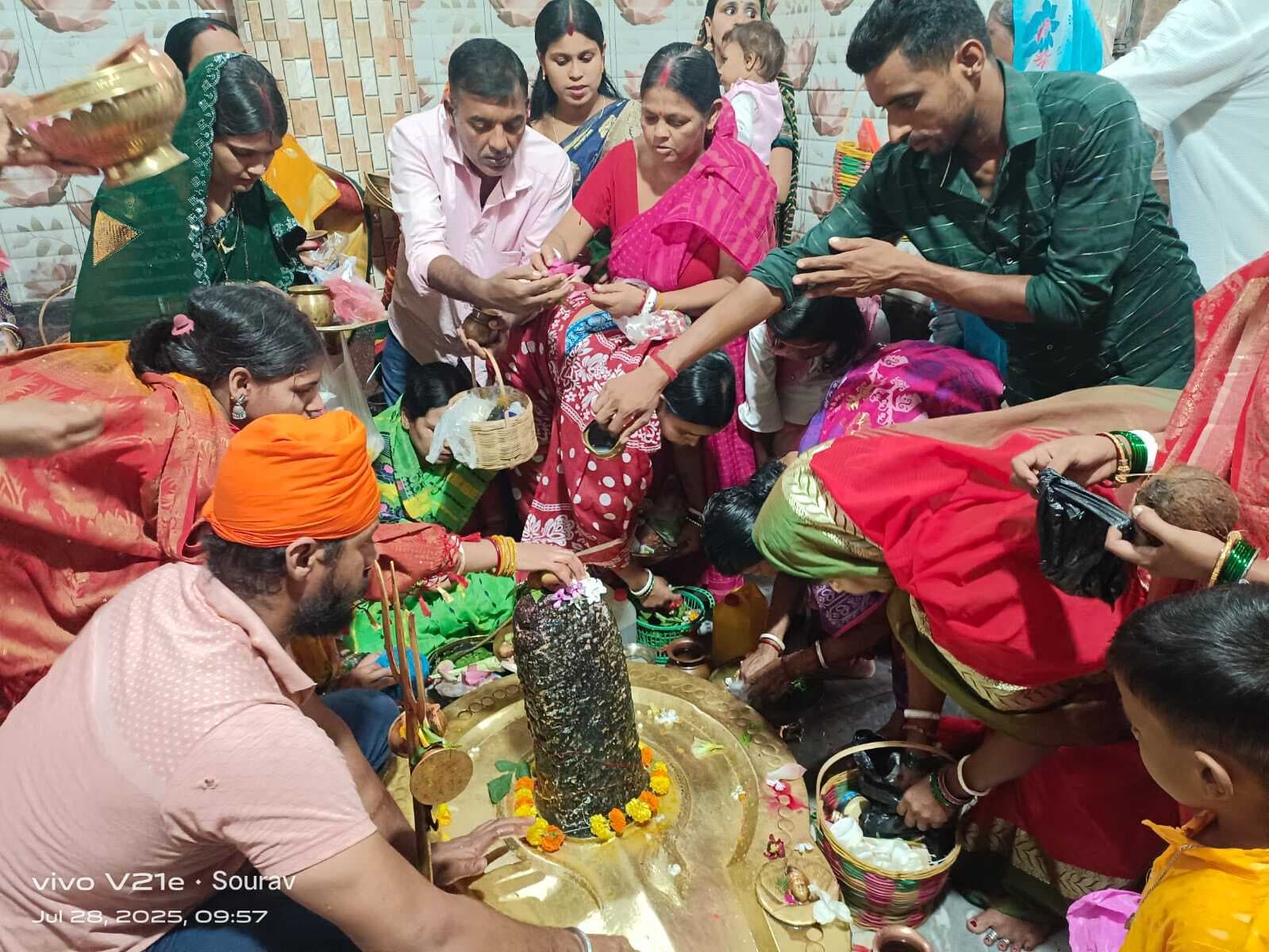 सावन की तीसरी सोमवारी पर भक्तों ने किया जलाभिषेक