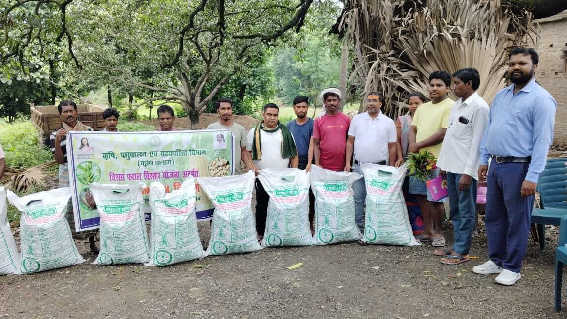 विधायक ने किसानों के बीच बांटे मूंगफली बीज