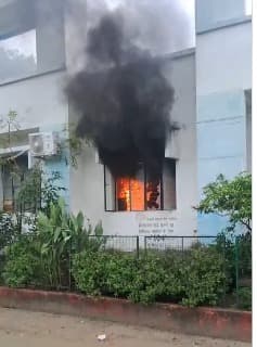 बैकुंठपुर सीएचसी में लगी आग, लपटें व धुआं देखकर मच गयी अफरातफरी