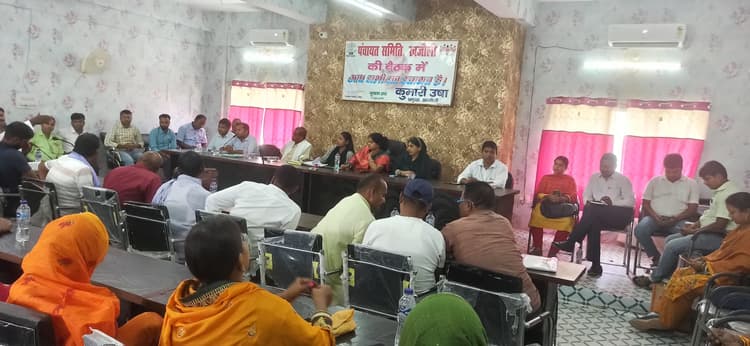 Madhubani : पंचायत समिति की बैठक में मनरेगा, पीडीएस, कृषि, विद्युत, शिक्षा  पर हुई चर्चा