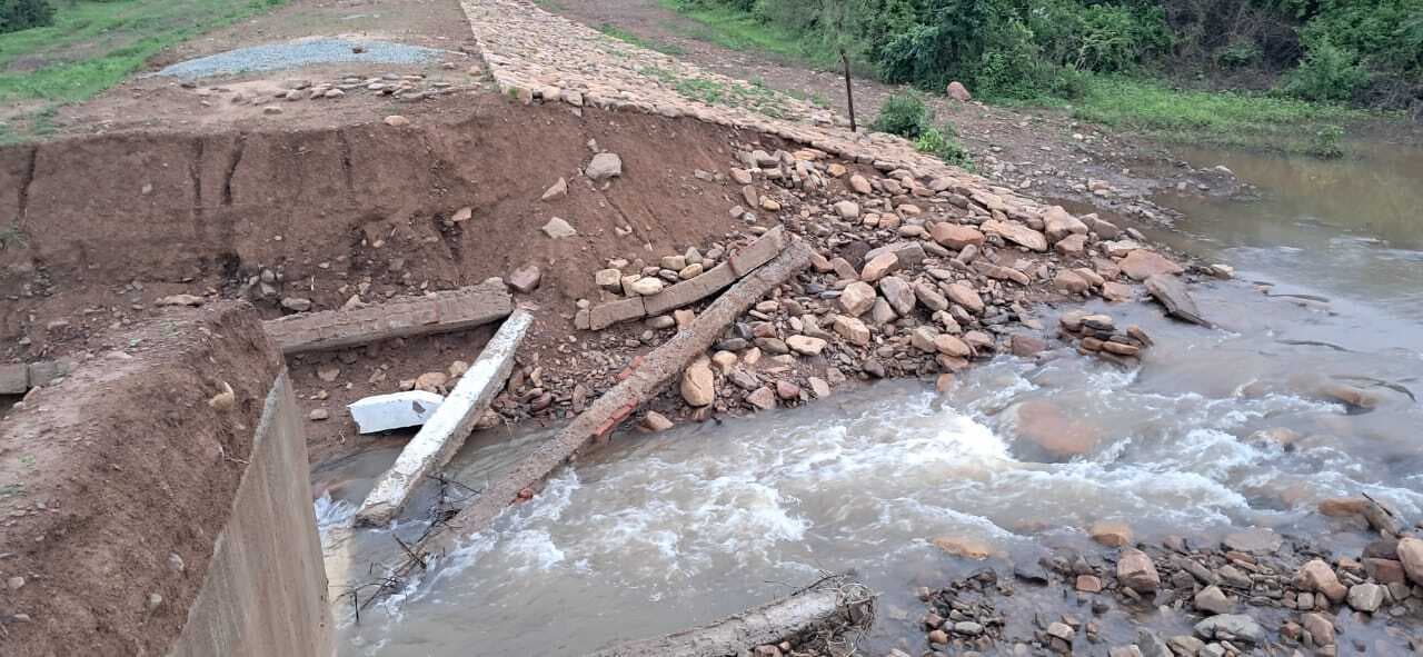 छह माह पूर्व 58 लाख की लागत से बना चेकडैम टूटा
