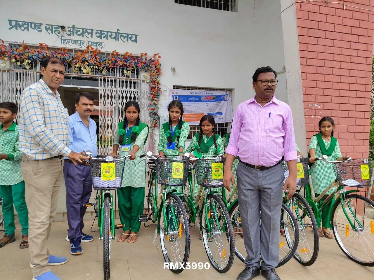 181 छात्र-छात्राओं के बीच निशुल्क साइकिल वितरित