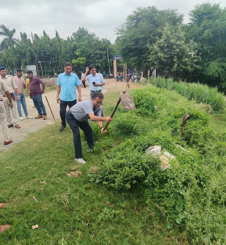 Motihari: छठ घाट की सफाई में कस्टम अधिकारियों ने किया श्रमदान