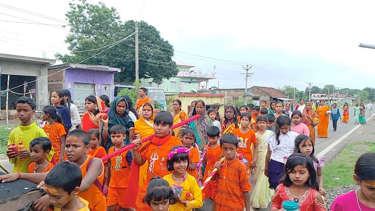 भक्तों ने तिरपतिया नदी से जल लेकर शिवालय में किया जलार्पण