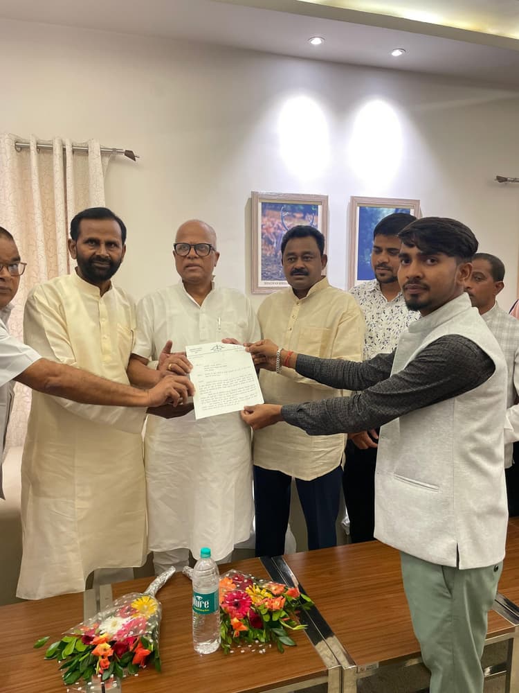 ओबीसी को आरक्षण देने की मांग को लेकर सौंपा ज्ञापन