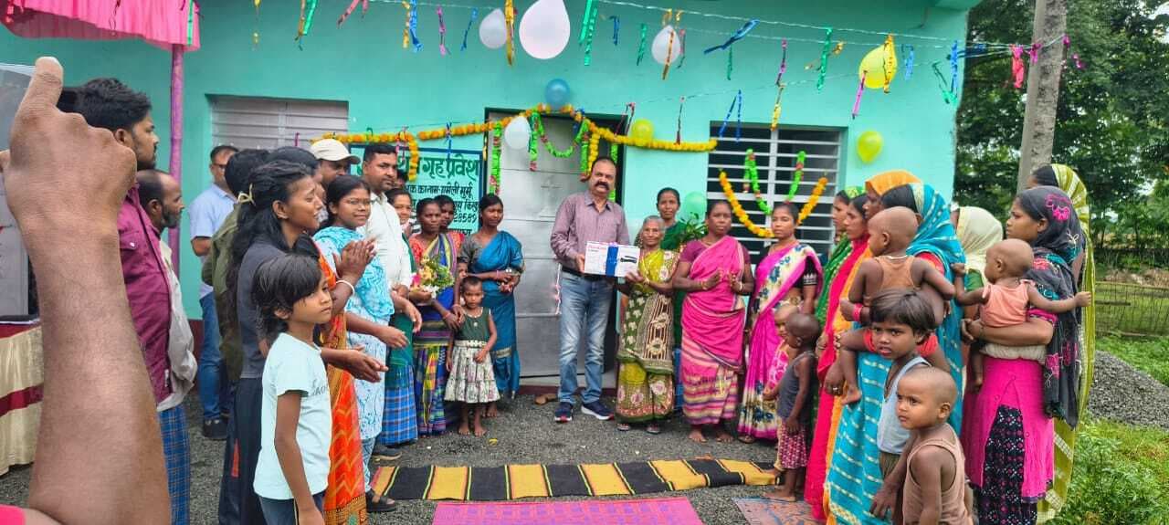 बीडीओ ने दो लाभुकों को अबुआ आवास में कराया गृह प्रवेश