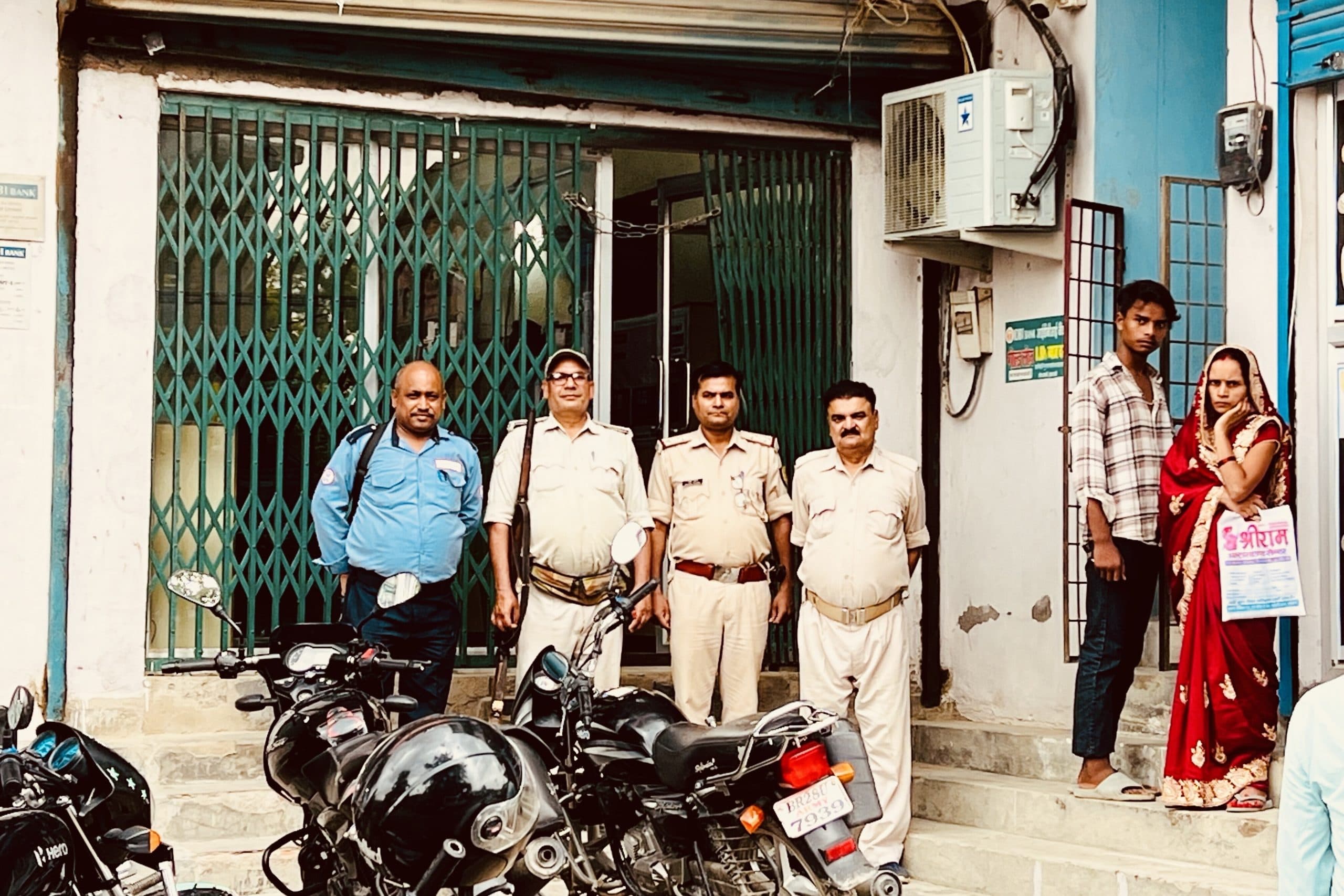 बथुआ बाजार में संदिग्धों की ली गयी तलाशी, दुकानों व एटीएम की सुरक्षा की हुई जांच