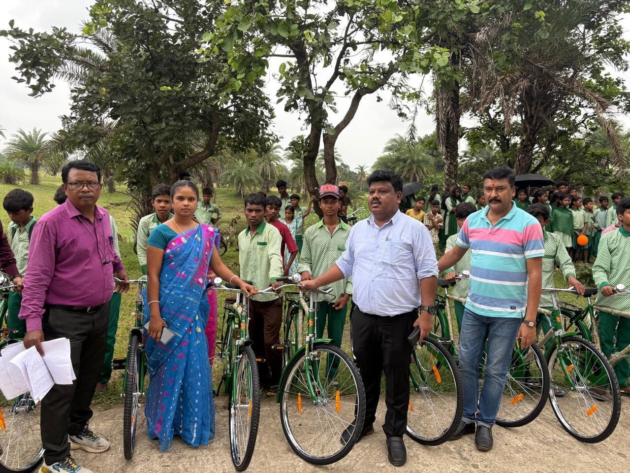 मॉडल स्कूल के 288 विद्यार्थियों के बीच बंटी साइकिल