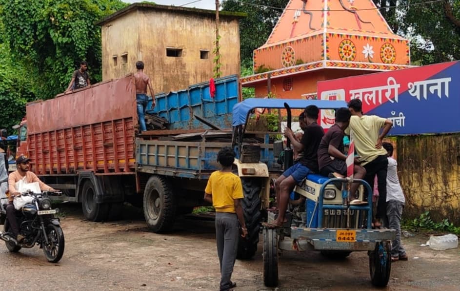 थाना से रिलीज होने के पूर्व ट्रक में लदे स्क्रैप की चोरी कर ली गयी थी