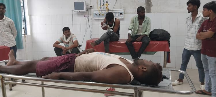 बोलेरो के धक्के से गुप्ताधाम जा रहे तीन बाइक सवार श्रद्धालु हुए घायल