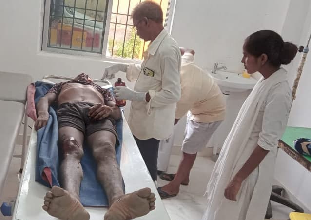 वाहन की टक्कर से  बाइक चालक गंभीर घायल