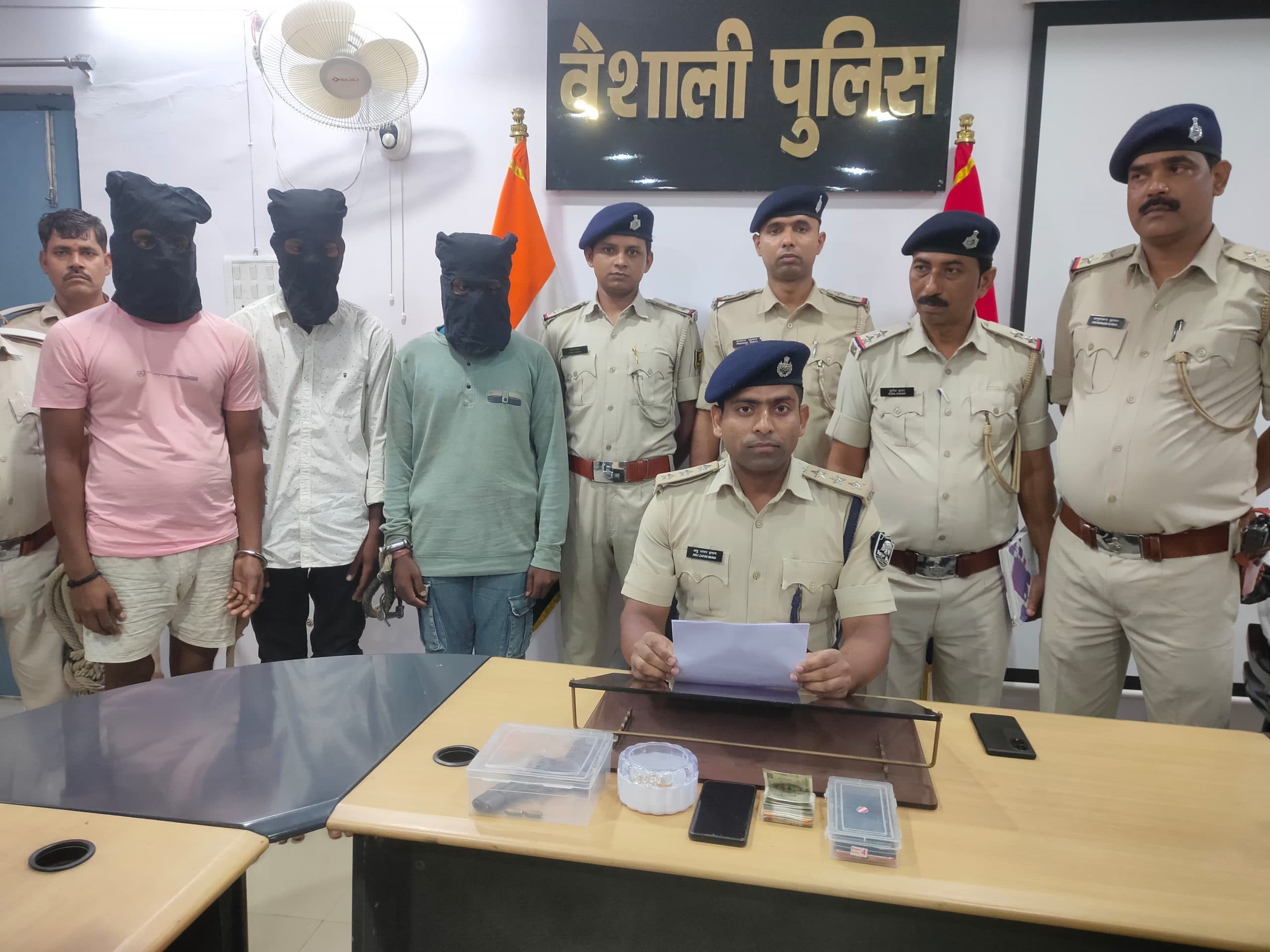 hajipur news. दुकान से 39 लाख के जेवरात व सीएसपी संचालक से एक लाख लूट मामले में तीन गिरफ्तार