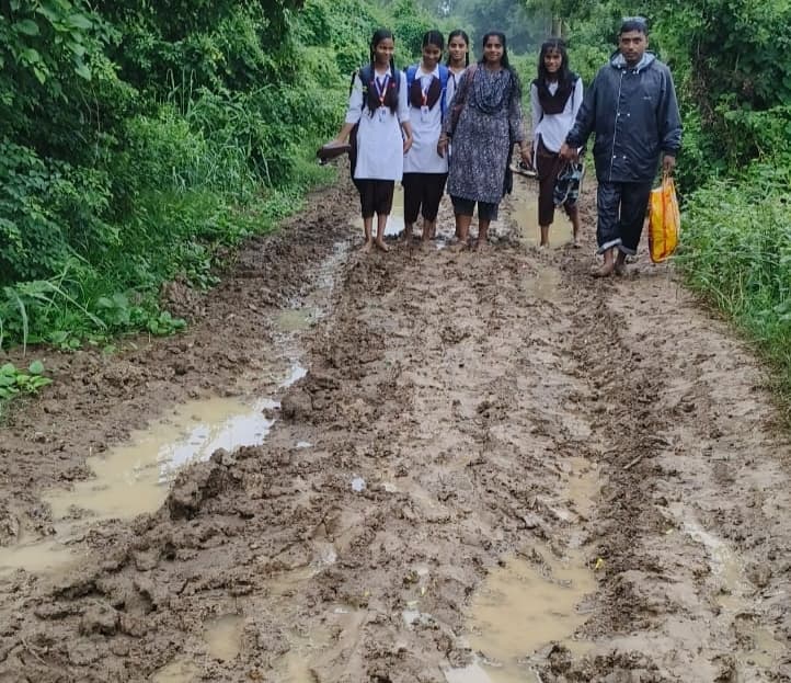 कीचड़ भरे रास्ते पर चलने को मजबूर छात्र-शिक्षक