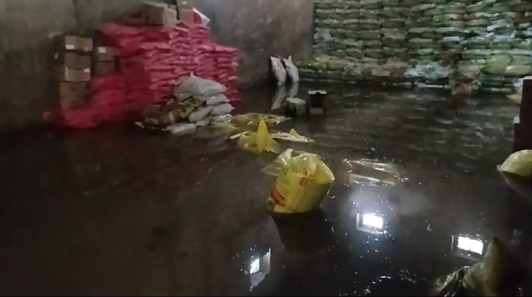 बिस्कोमान गोदाम में घुसा बारिश का पानी, रखा उर्वरक हुआ नष्ट
