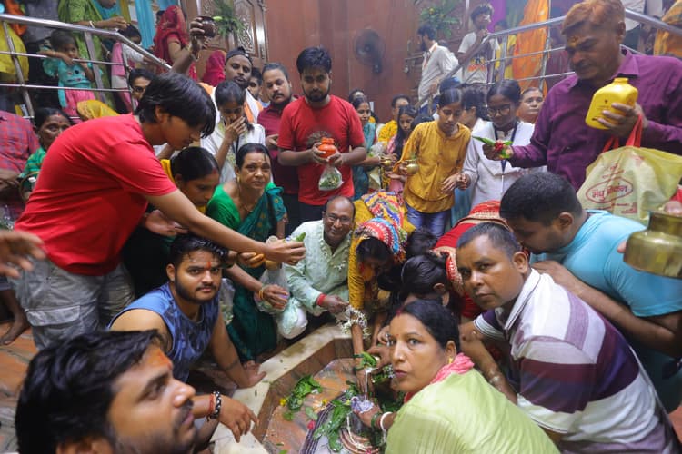 hajipur news. बोल बम के नारे व शिव के जयकारे से गूंजे शिवालय