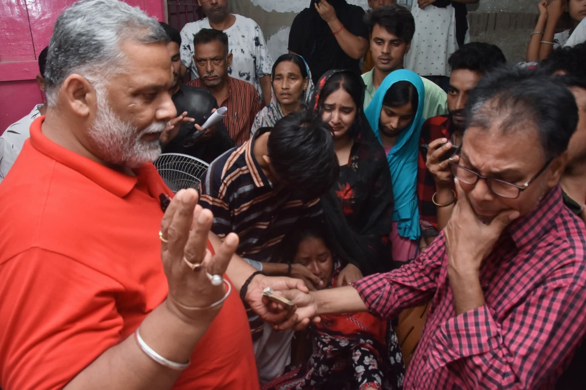 दुर्घटना में बेटे को खोये परिवार से मिले पप्पू यादव, की आर्थिक सहायता