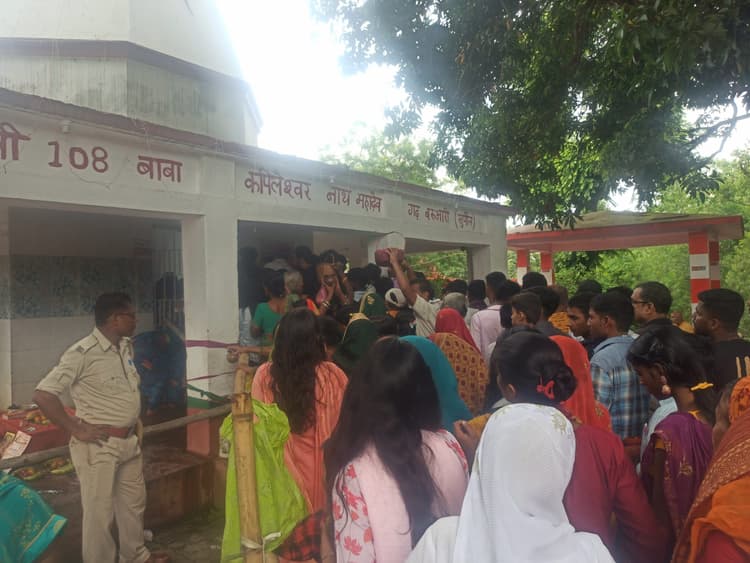 जिले के विभिन्न शिवालयों में सुबह से पूजा अर्चना के लिए पहुंचने लगे थे भक्त