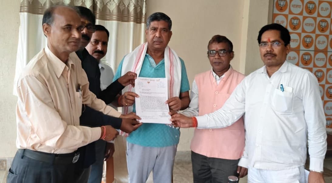 पिपरवार में ओवरब्रिज निर्माण की मांग को ले सांसद से मिले लोग