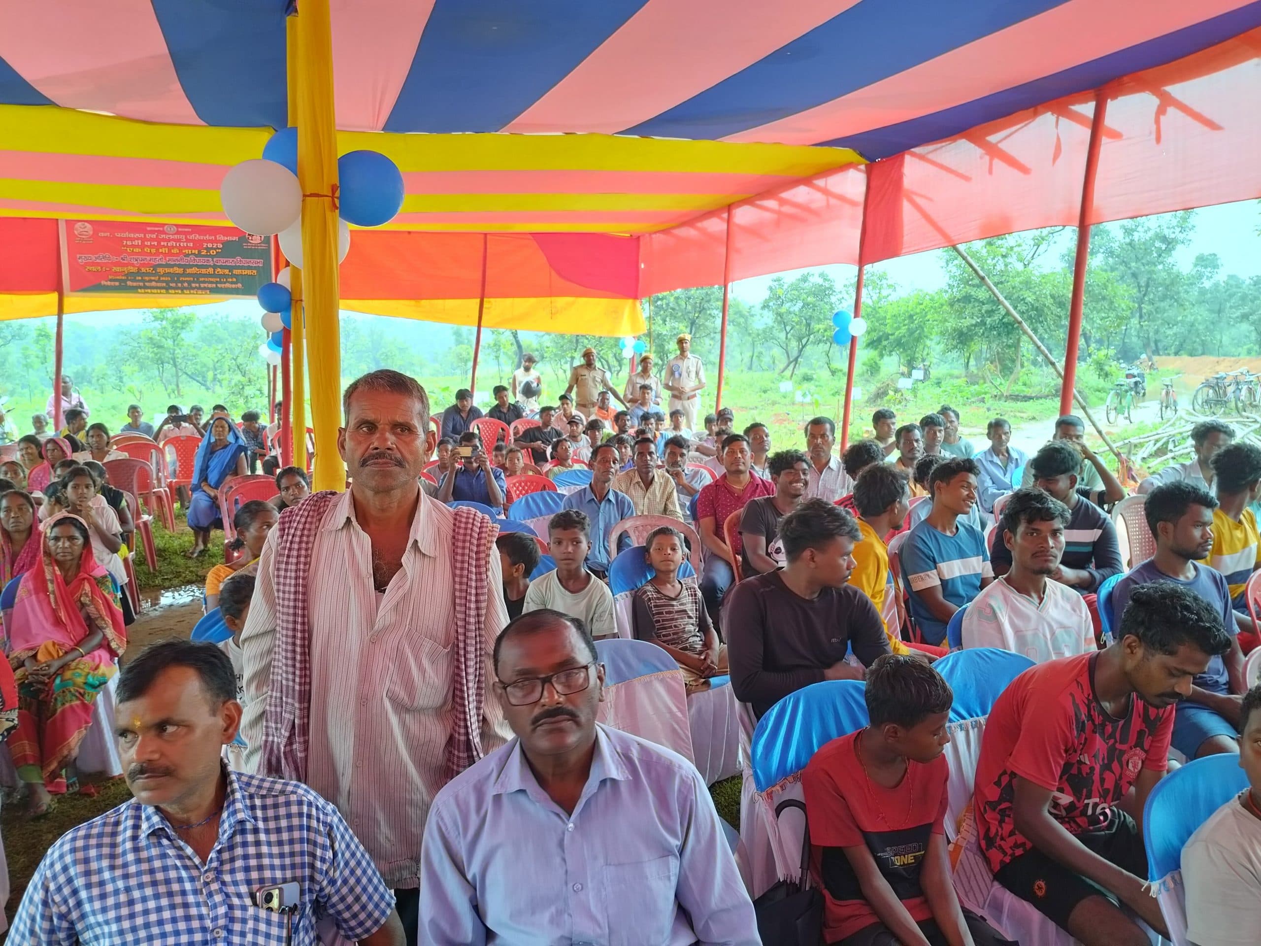 Dhanbad News : आने वाली पीढ़ी को सुरक्षित रखने के लिए पौधरोपण जरूरी : डीएफओ